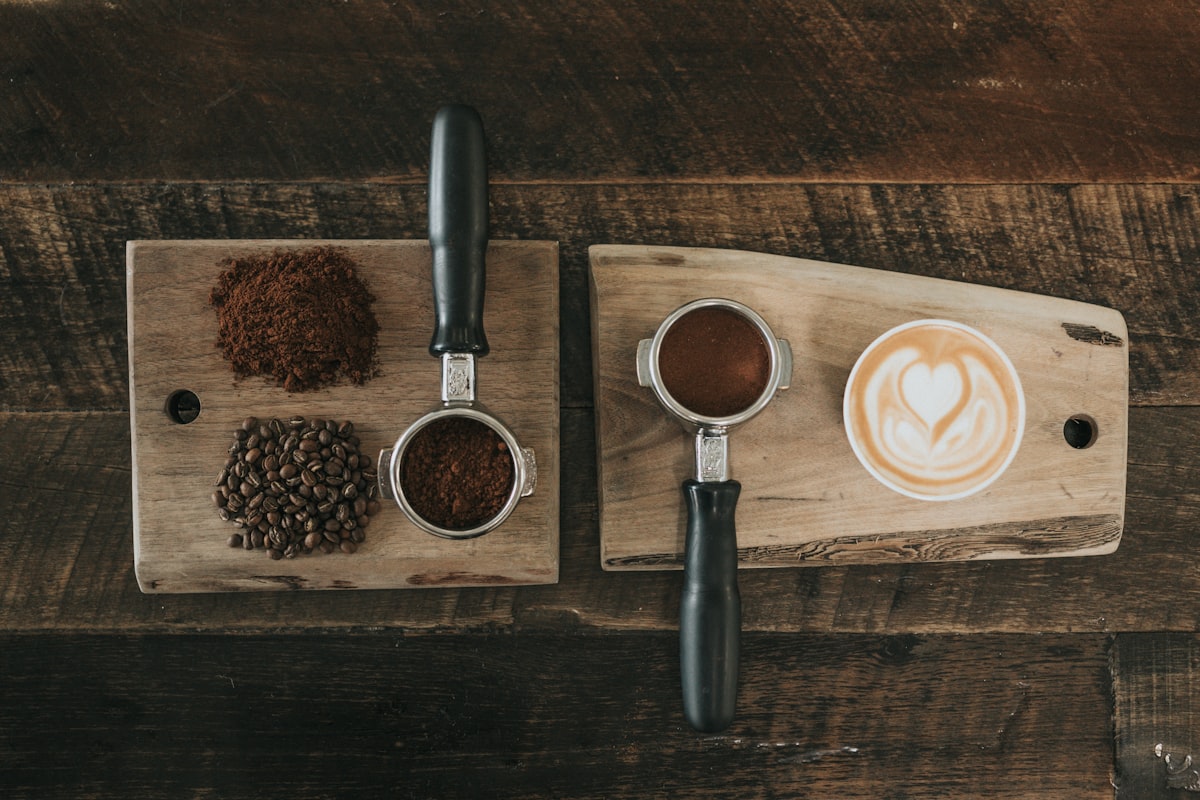Cupping-pöytiä valmiina kahvin ammattimaiseen maisteluun