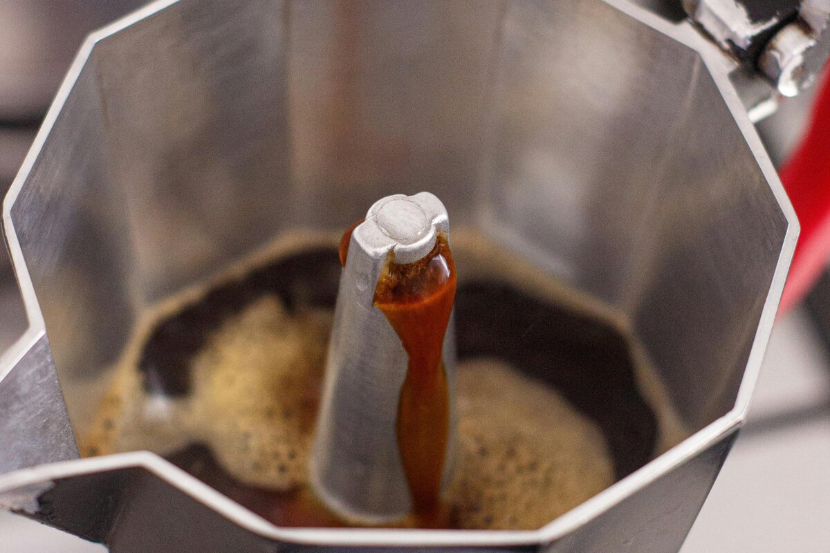 Moka-pannu ja AeroPress vierekkäin keittiön pöydällä